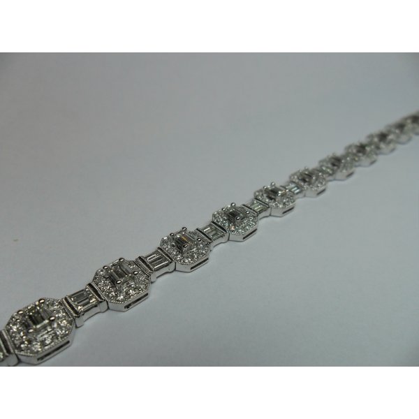 White Gold Tennis Bracelet with Emerald and Baquette 